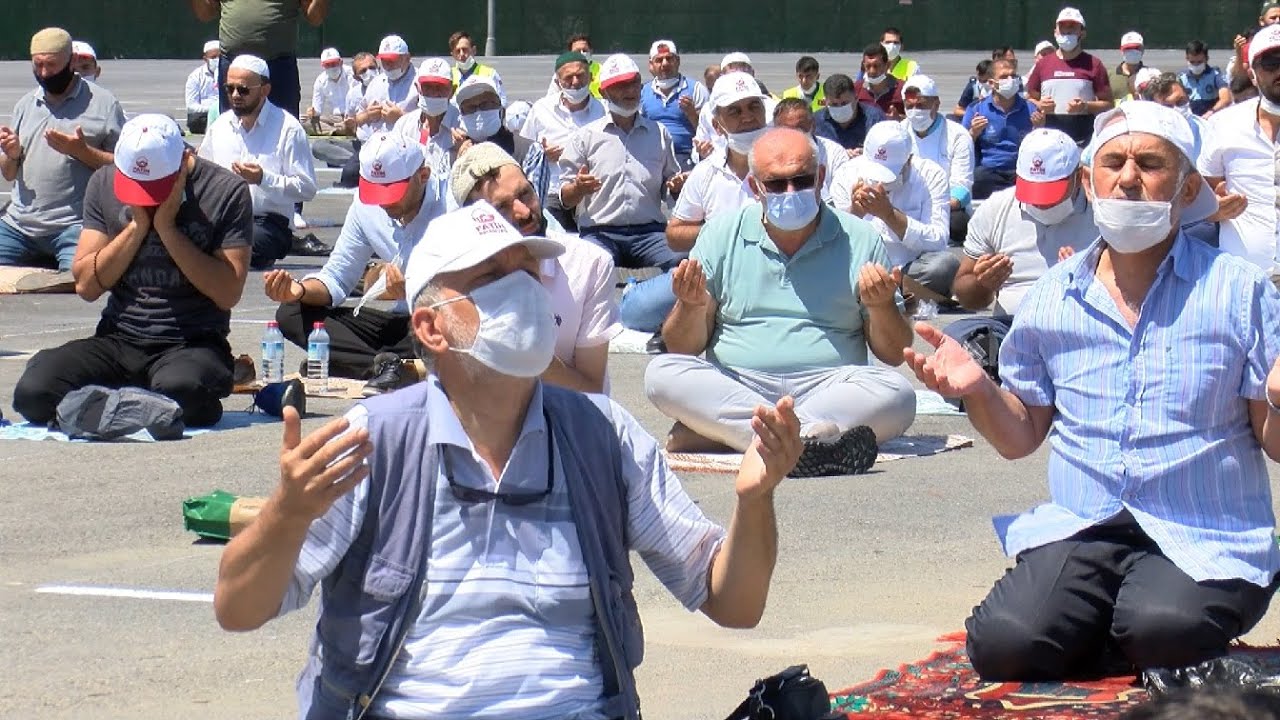 Ayasofya'ya gidemeyenler Cuma Namazı'nı Yenikapı'da kıldı (Havadan g&ouml;r&uuml;nt&uuml;lerle)