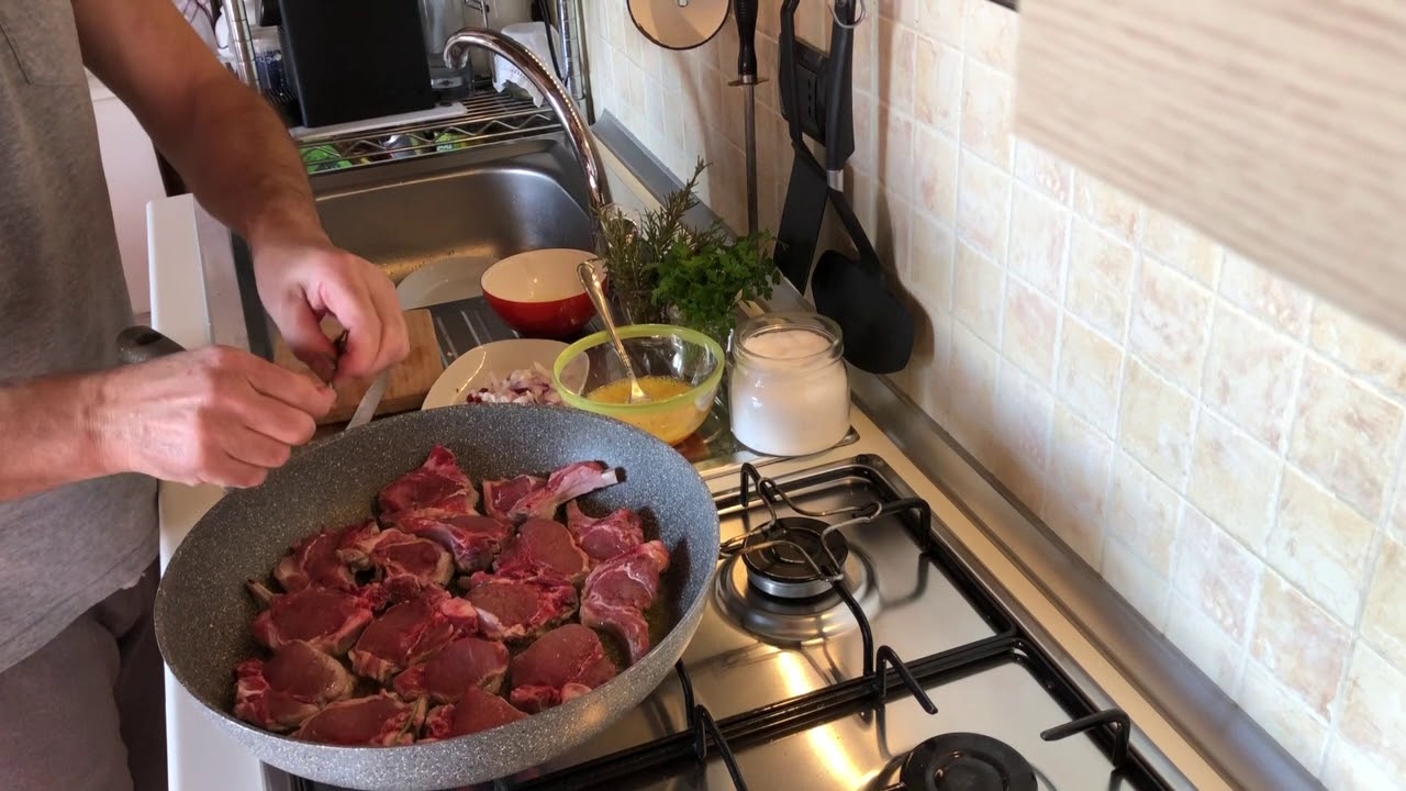 Costine di agnello con uova e limone