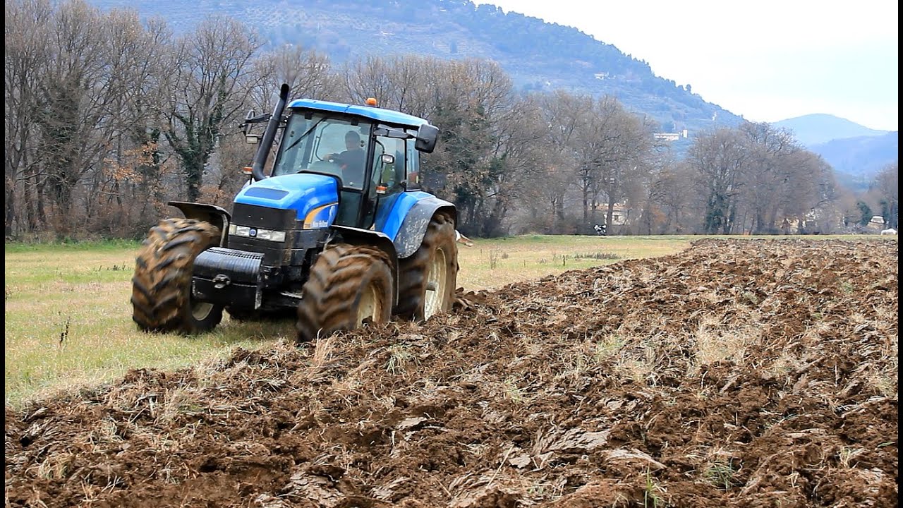 Aratura 2015 -- New Holland tm190 -- Aratro trivomere Angeloni