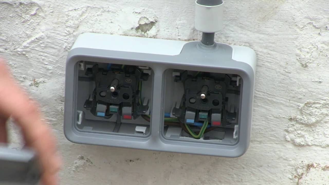 Installation d'une prise double &eacute;tanche de Legrand Plexo