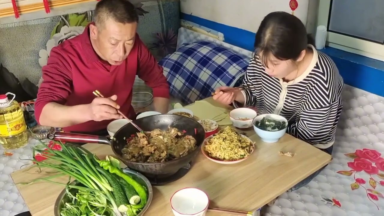 东北爷仨的晚饭，直接把锅端上桌，一盆蘸酱菜，卷干豆腐吃的更香