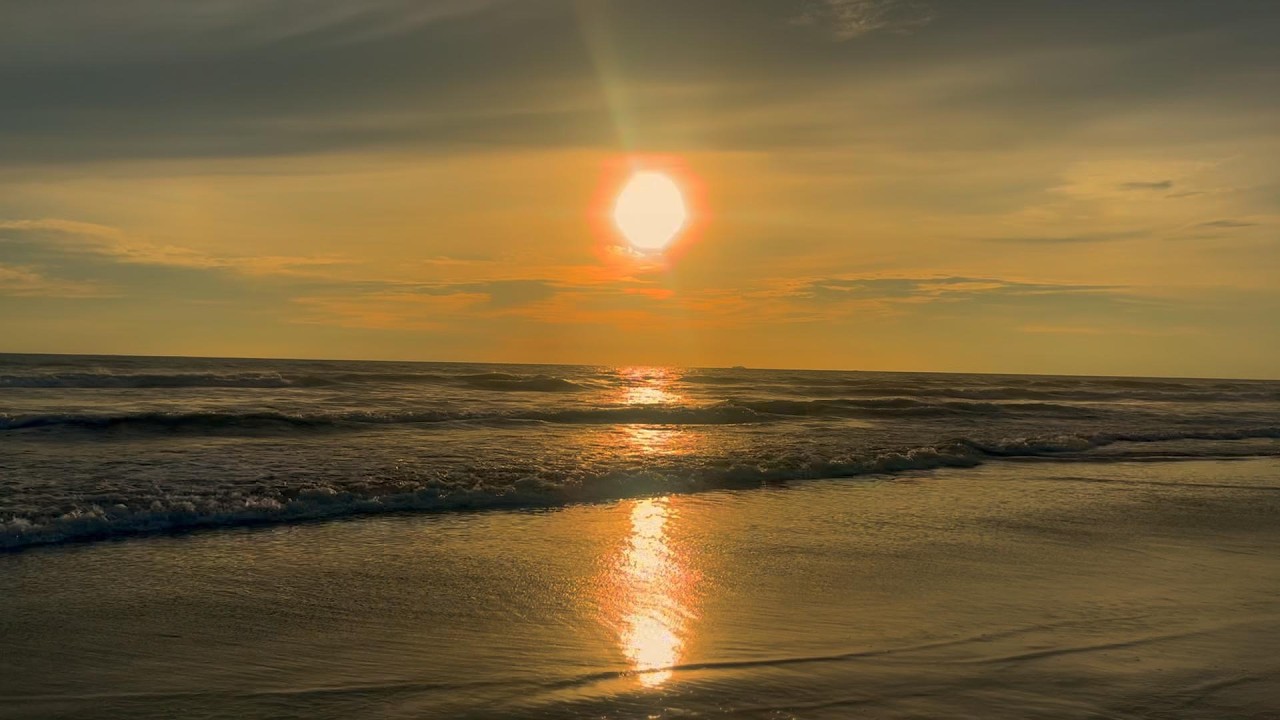 Perfect Sunrise at the Beach – Peaceful Morning Waves for Relaxation & Focus | 4K Ultra HD