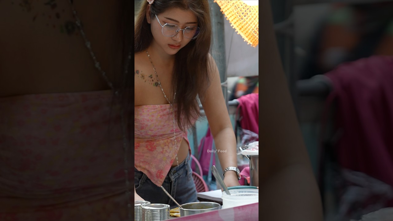 Puy Roti Lady&rsquo;s Beautiful Sister Palm 🌸 Helps Out at the Roti Stall!🧑🏽&zwj;🍳