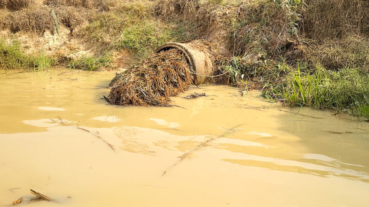 Clearing a Flooded Outflow Packed with Garbage