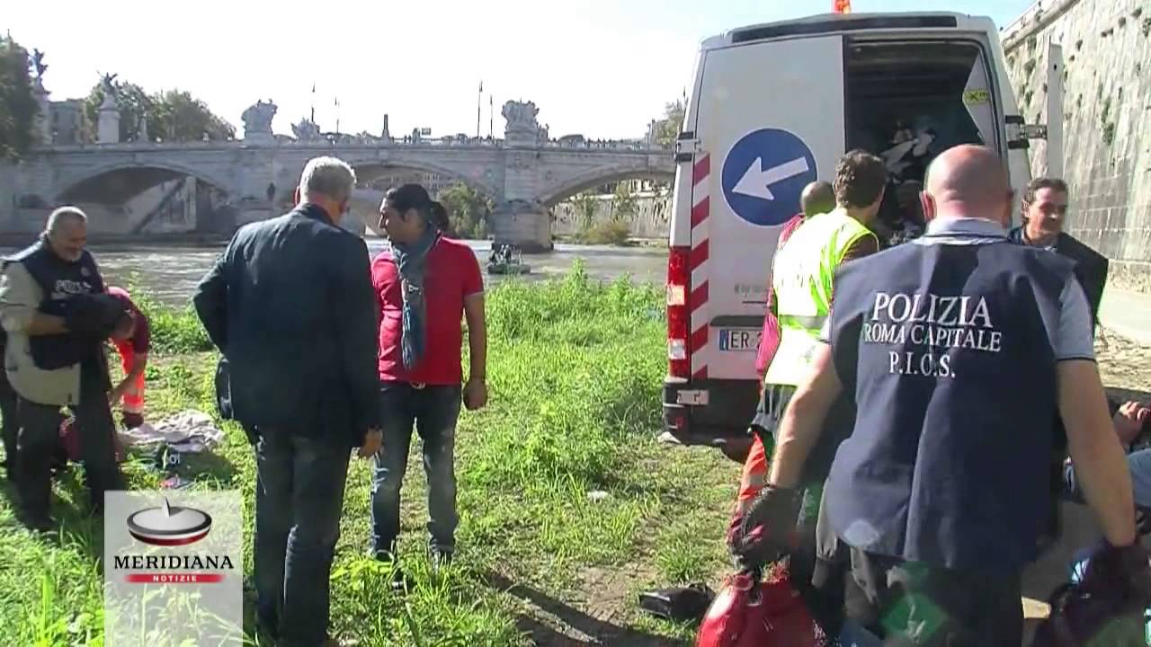 Blitz dei vigili a Castel Sant'Angelo contro venditori abusivi. Numerosi fermati e merce sequestrata