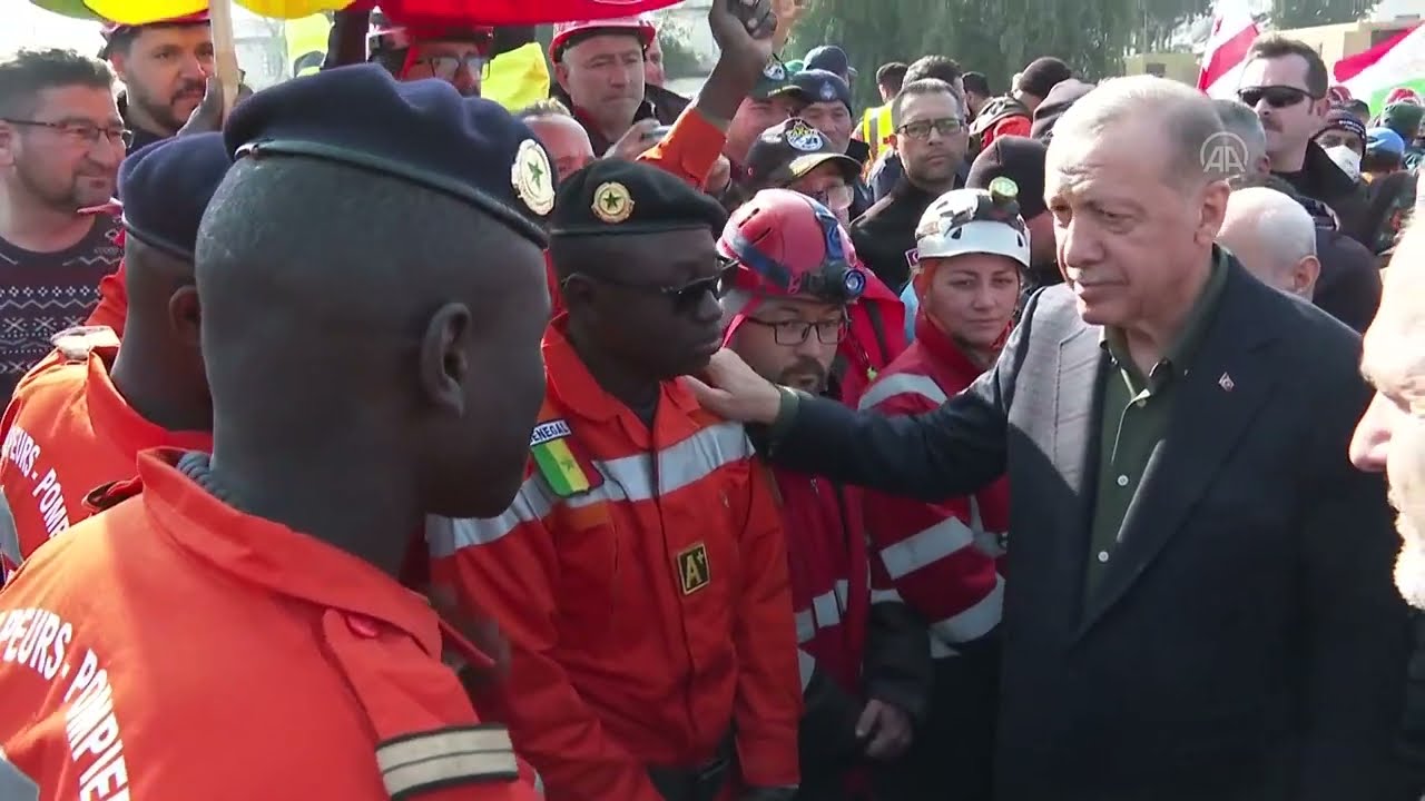 Cumhurbaşkanı Erdoğan ve MHP Lideri Bahçeli, arama kurtarma çalışmalarında görevli ekiplerle görüştü