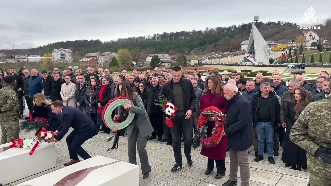 28 N&euml;ntori/ PDK me homazhe te Kompleksi Memorial i Jasharajve