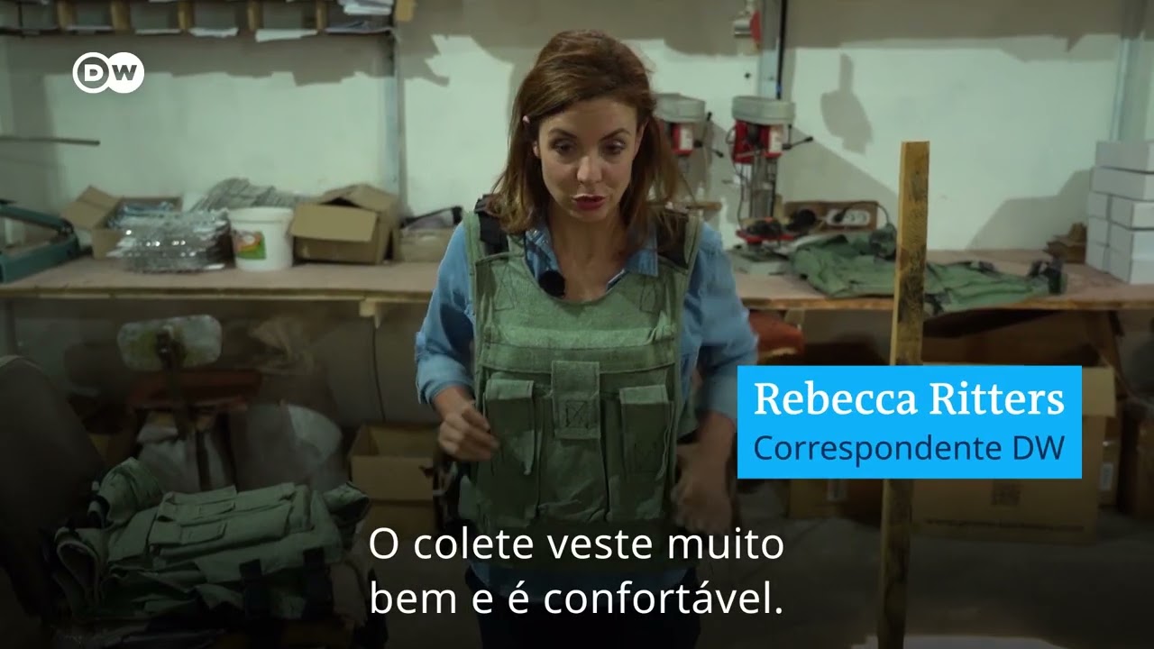 Voluntários fazem coletes à prova de balas para militares ucranianos