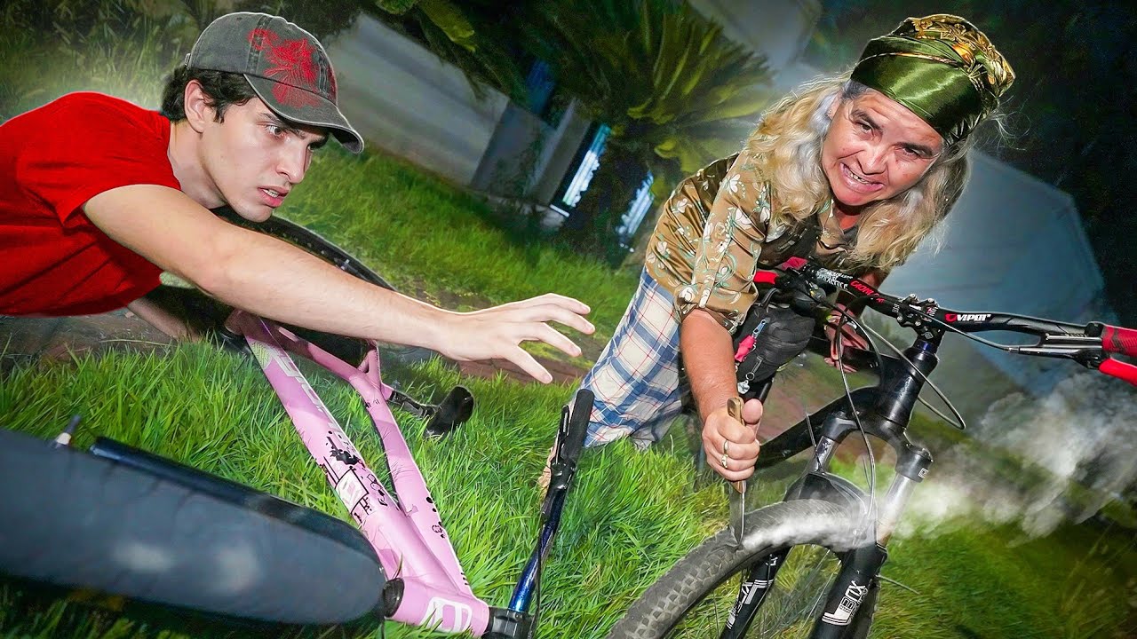 A Vizinha Maluca Rasgou Os Pneus das Nossas Bicicletas