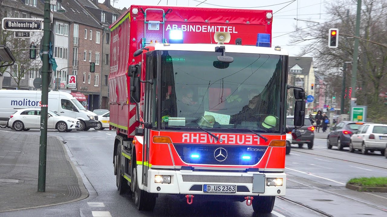 [FEUERWEHR DÜSSELDORF STREUTE 4 KILOMETER LANGE ÖLSPUR AB] - Einsatzfahrt WLF AB-Bindemittel -