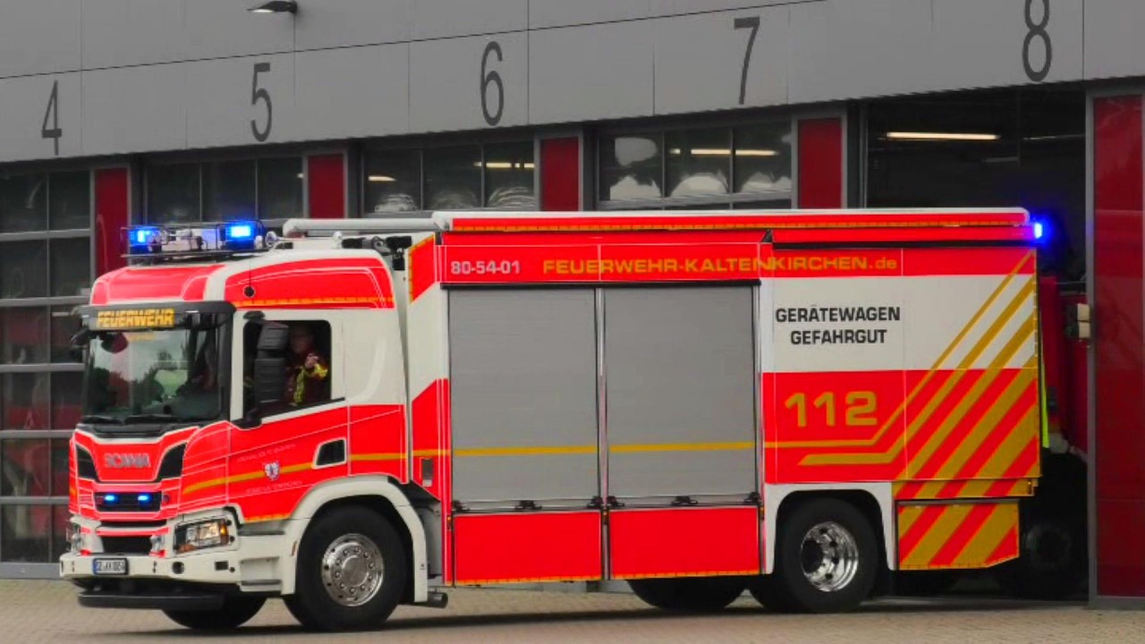FF KALTENKRICHEN. (HLF2+GW-G) Verkehrsunfall Nähe der Feuerwache. Feuerwehr auf Einsatzfahrt
