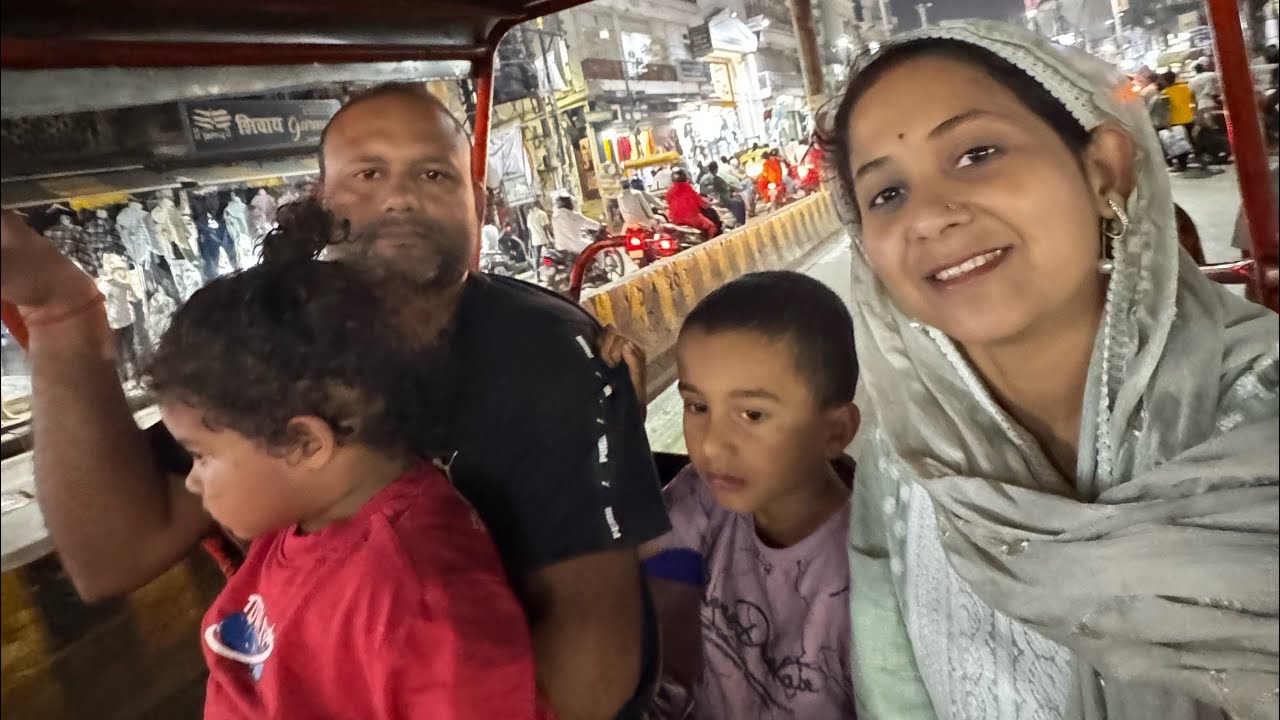 Banaras me rikshe se ghume aur shopping kie |