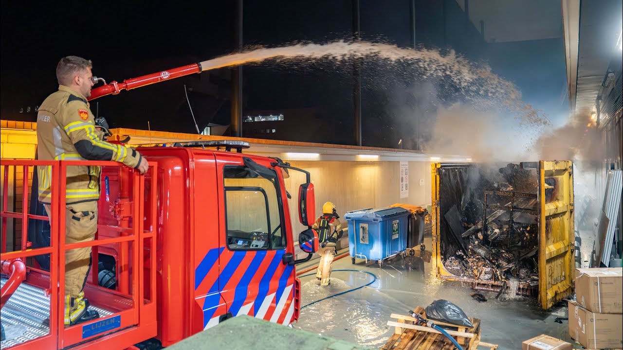 Brandweer rijdt met brandende puincontainer door Deventer na brand bij Boreel