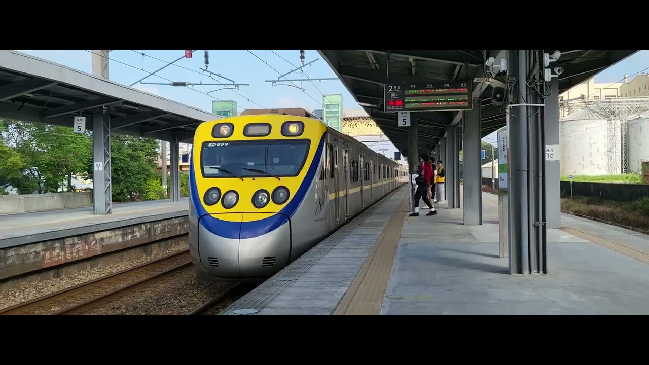 富岡站EMU900交會EMU800(小小兵），在交會EMU500。
