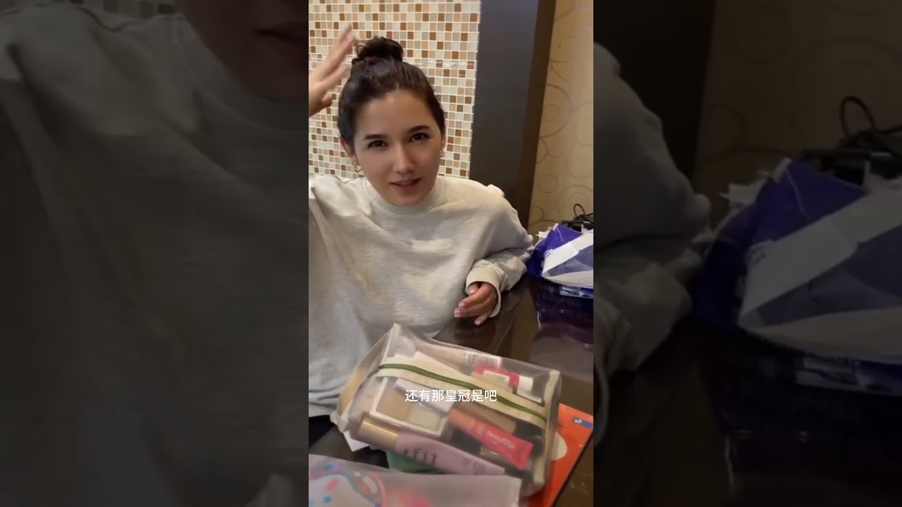爸爸妈妈问今天莉娜为什么在学校哭了。
