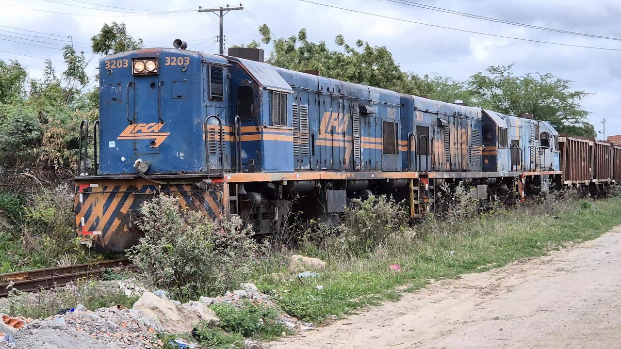 Trem carregado com locomotiva U12B liderando