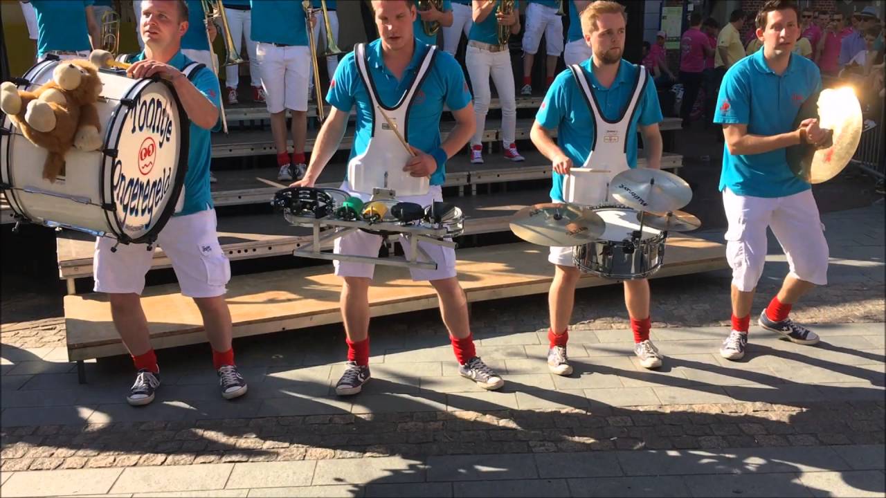 Toontje Ongeregeld Dweilorkestendag Groenlo 2016 - Marktplein