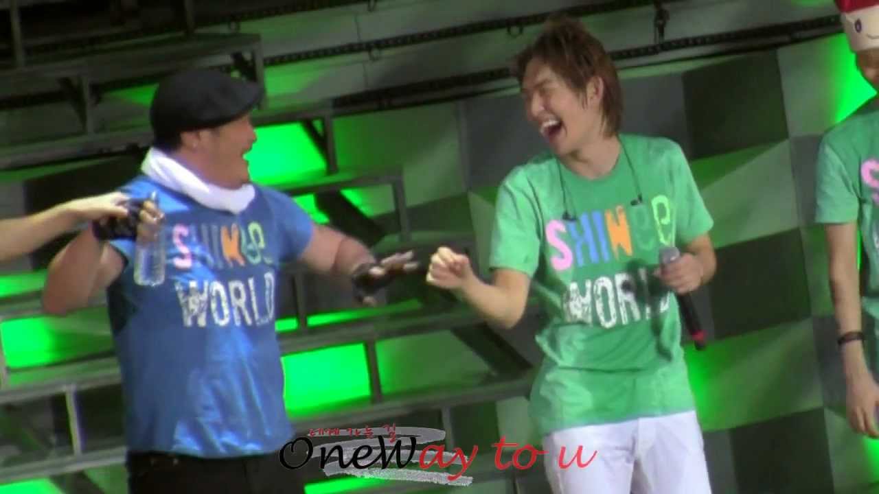 [OneWaytoU]110910.SHINee World Concert in Singapore.Onew laughing with the dancer ^▽^