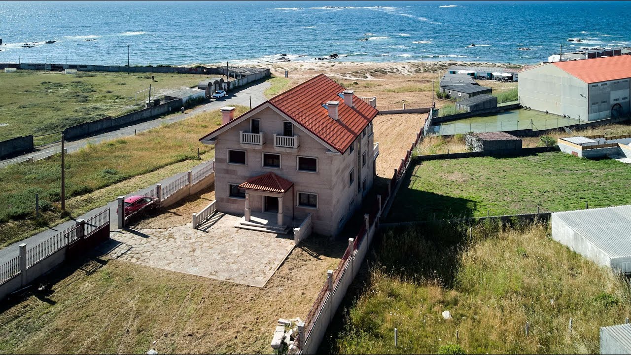 Casa de 600 m² en obra en Lira (Carnota), con parcela de 1.627 m² y vistas al mar. 795.000€