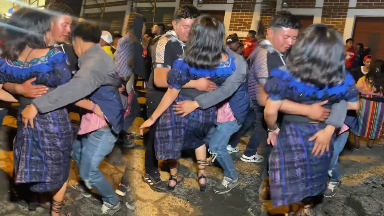 mi chica baby con xoyita musical en centro de joyabaj dos hombres y un camino 