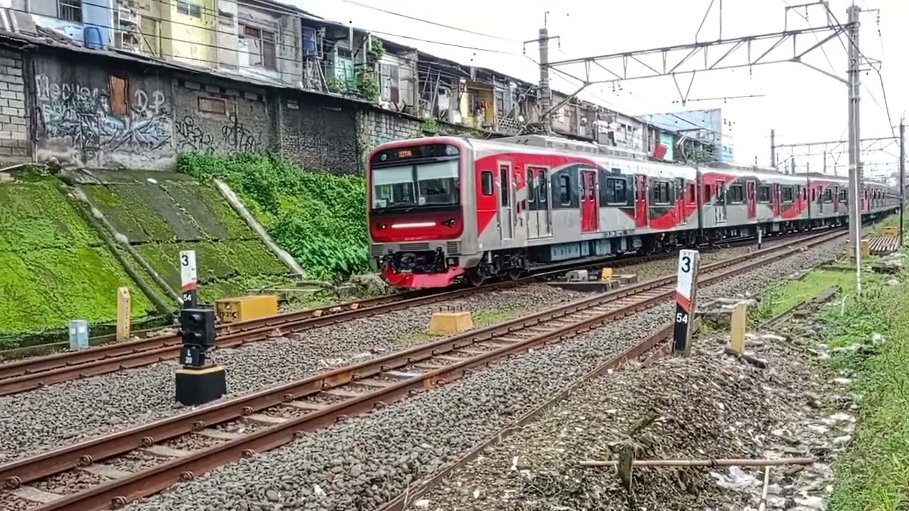 KERETA LEWAT#anakkereta#kereta#lucu #train#trending #trendingvideo #fypシ #animals 