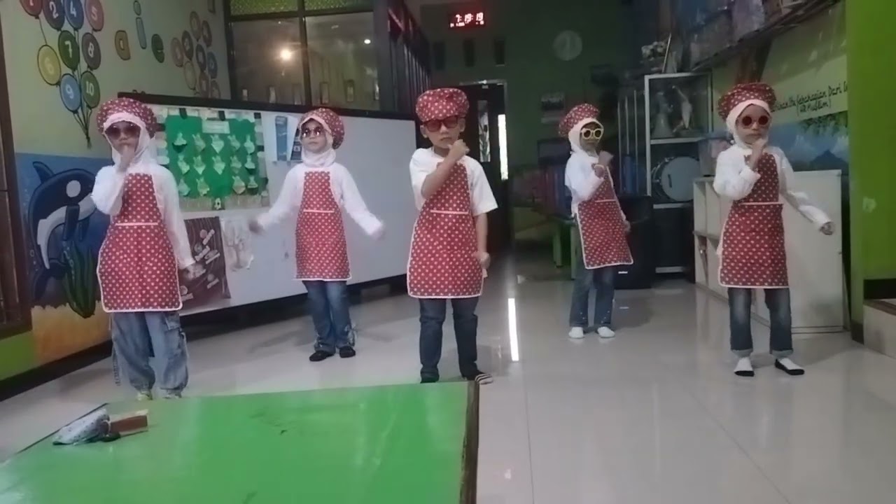GLADY RESIK SHAREN MENARI ENAK SUSUNYA MAMA2😘🥰🤗