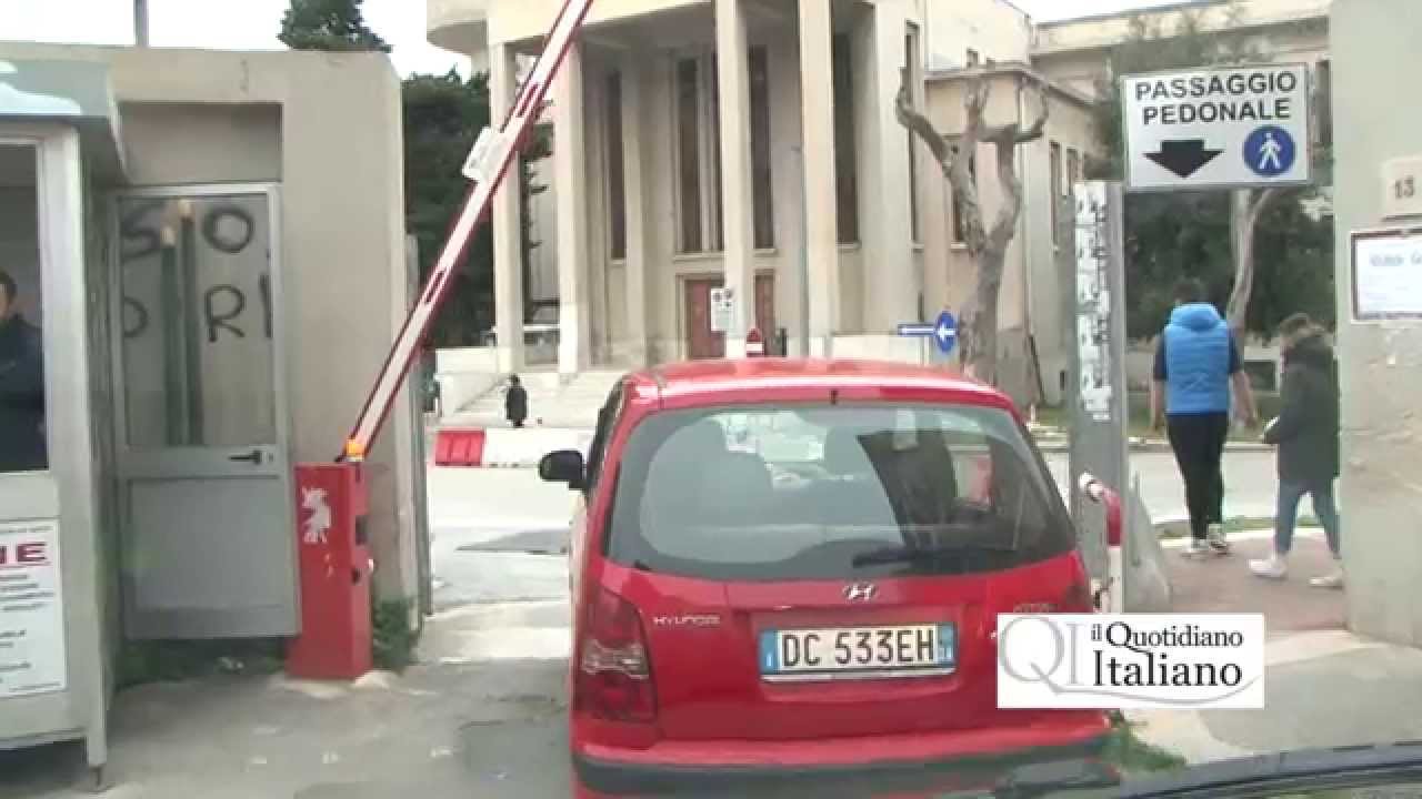 Bari, in ambulanza nel policlinico: il duro viaggio tra buche e parcheggi selvaggi
