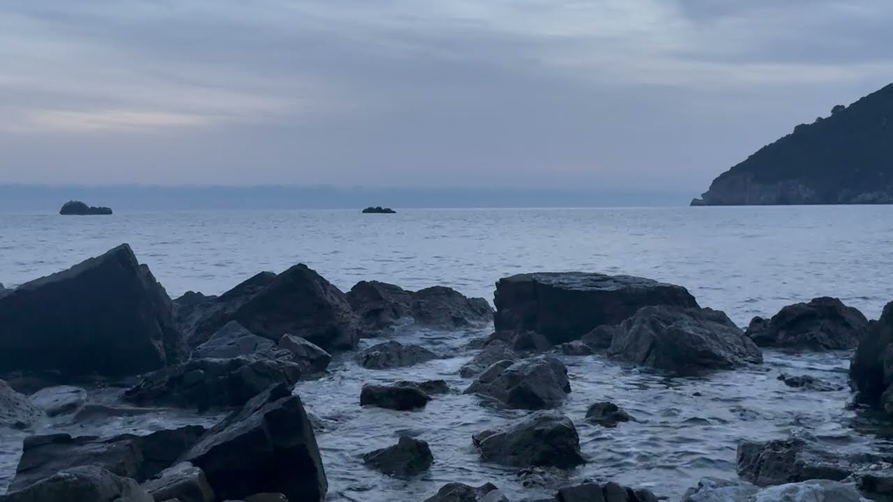 Real Sea Waves Hitting Rocky Shore for Deep Calm Relaxation 🌊