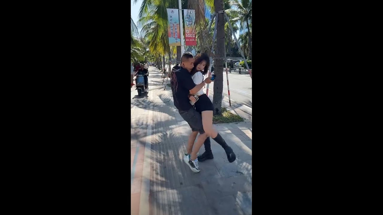 苗条的小老妹对待事情很认真