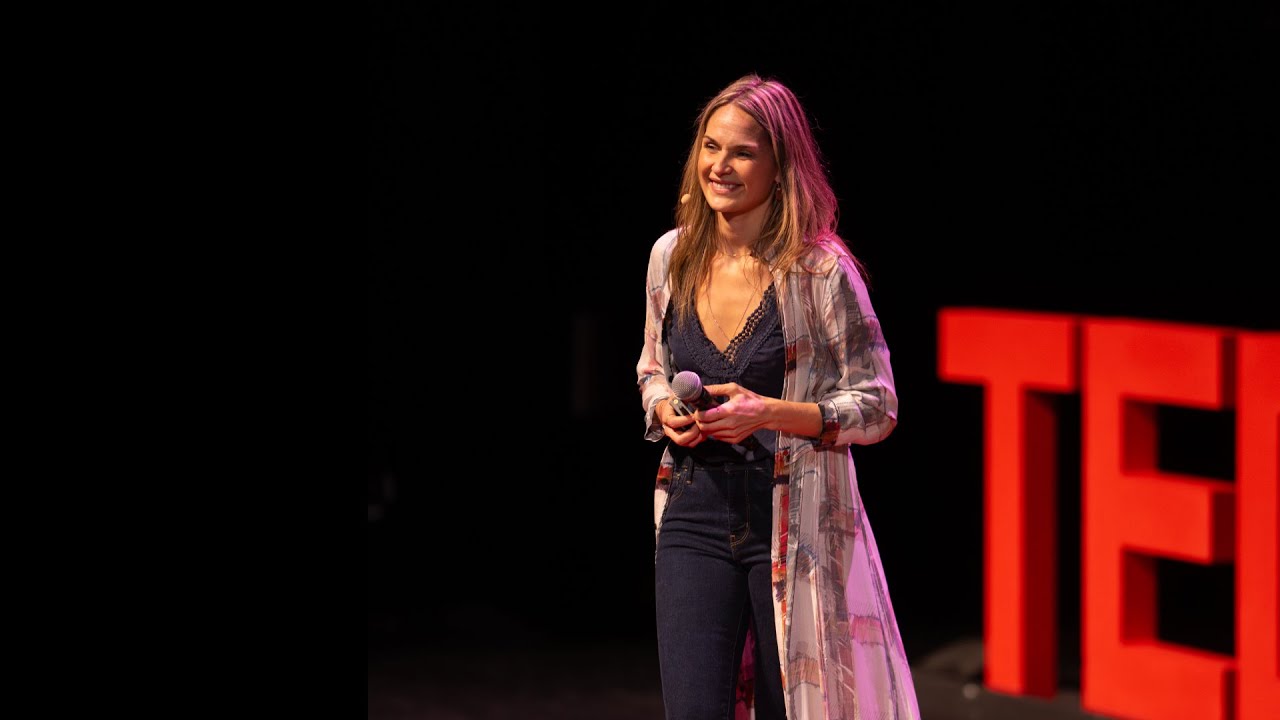 Repenser l’éducation pour changer le monde en une génération! | Joanie Lacroix | TEDxVille Marie ED
