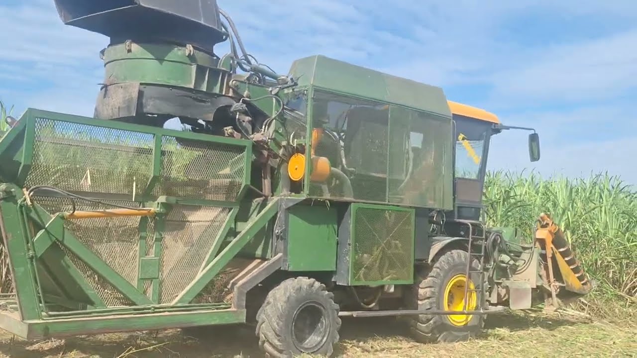 รีวิวรถตัดอ้อยล้อยางสามารถเกษตรยนต์คนไทยสร้างเองอุ้มในตัว sugarcane harvaster