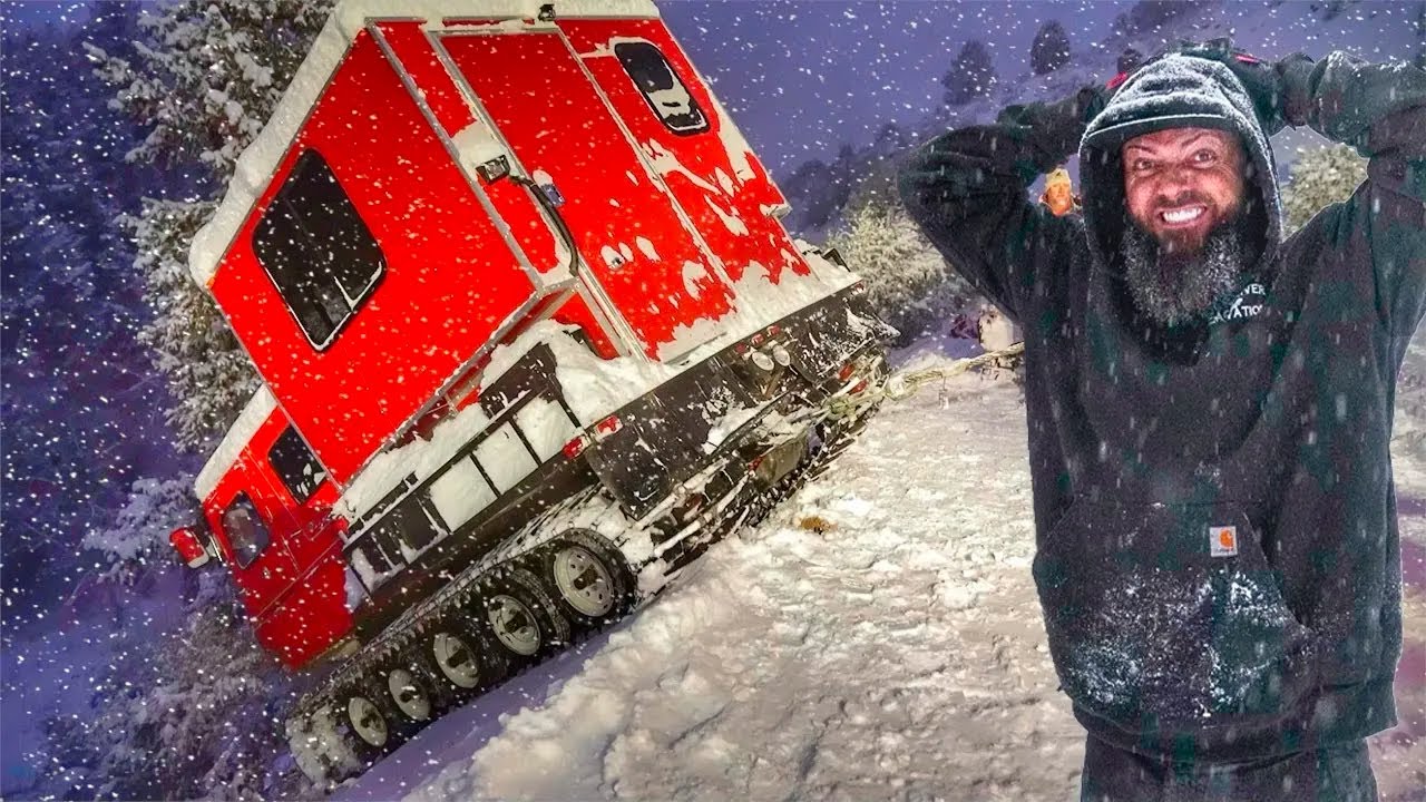 Este snowcat se cae a un acantilado y golpea con un arbol