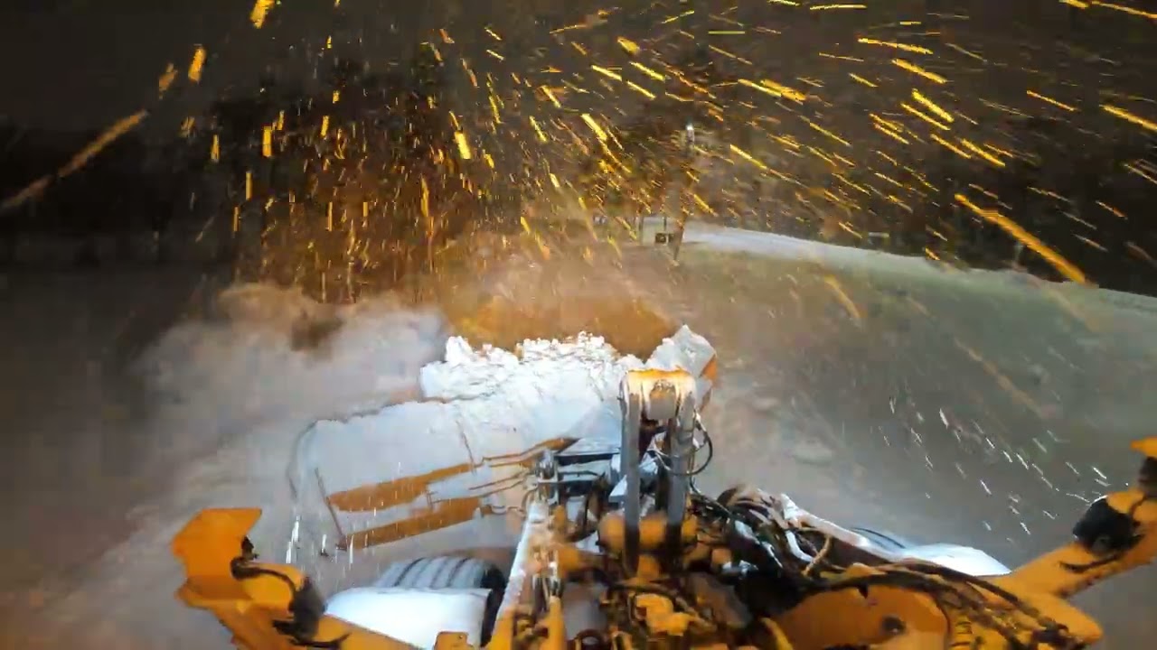 widening out the snow ridge in a snow storm! volvo l90H