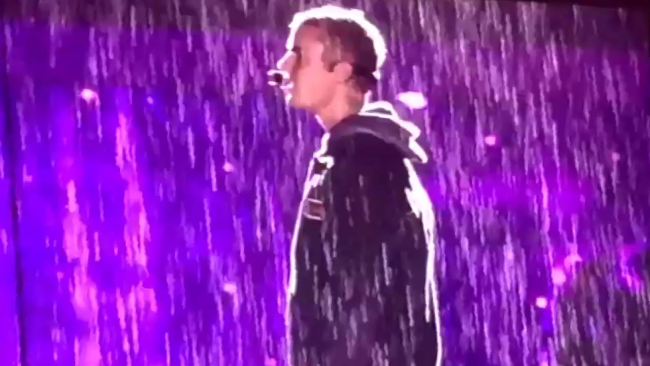 Justin Bieber sings "The Feeling" under the rain in Ecuador. Purpose Tour