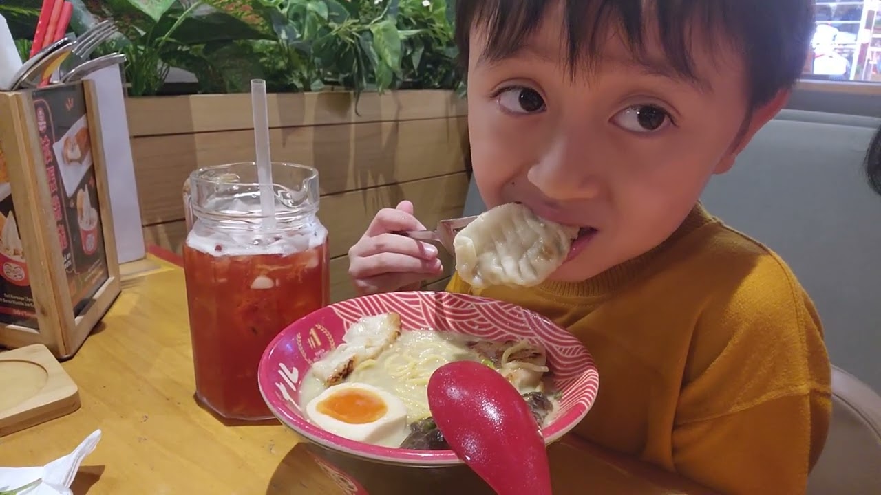 MIKA Mukbang Ramen di Tokyo Belly