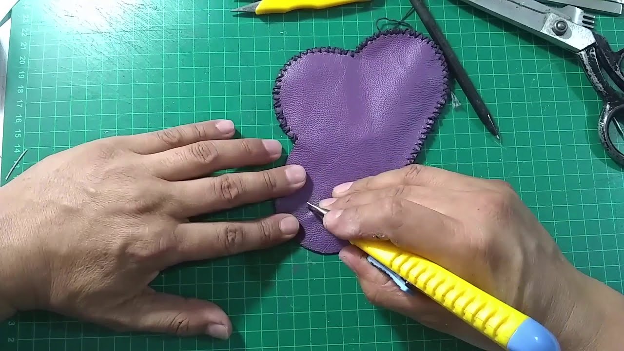 Monedero en forma de corazón , Segunda Parte  |  Talabartería en casa