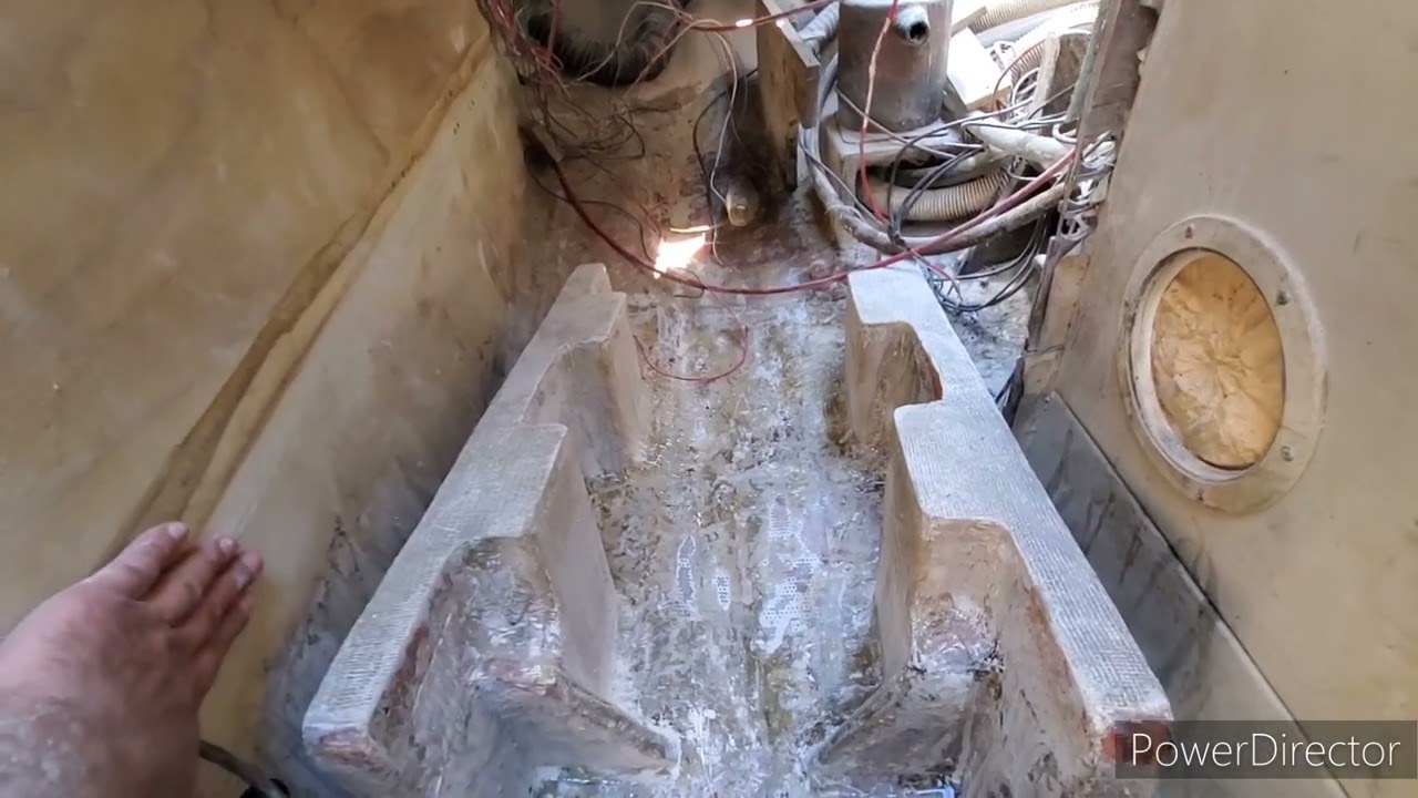 C&C 36 ep 37: Compartiment  moteur, fini le fibre de verre.