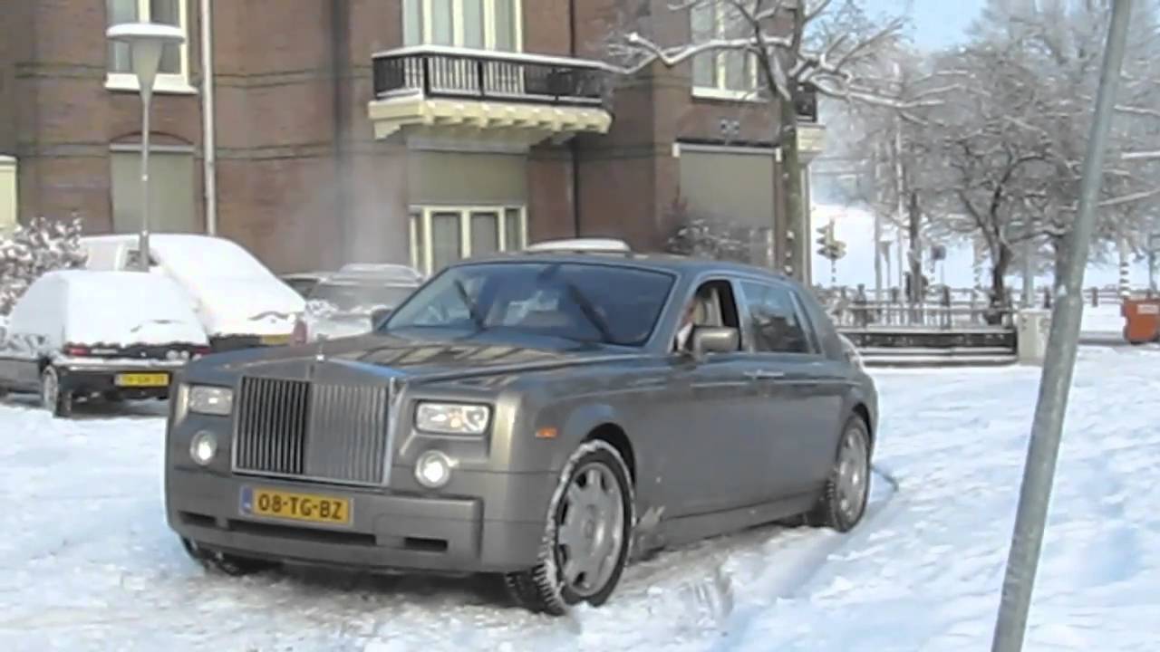 Rolls Royce stuck in the snow - Rolls Royce vast in de sneeuw