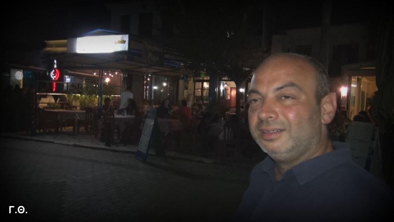 Βόνιτσα ο παραλιακός δρόμος και τα μαγαζιά βραδύ 