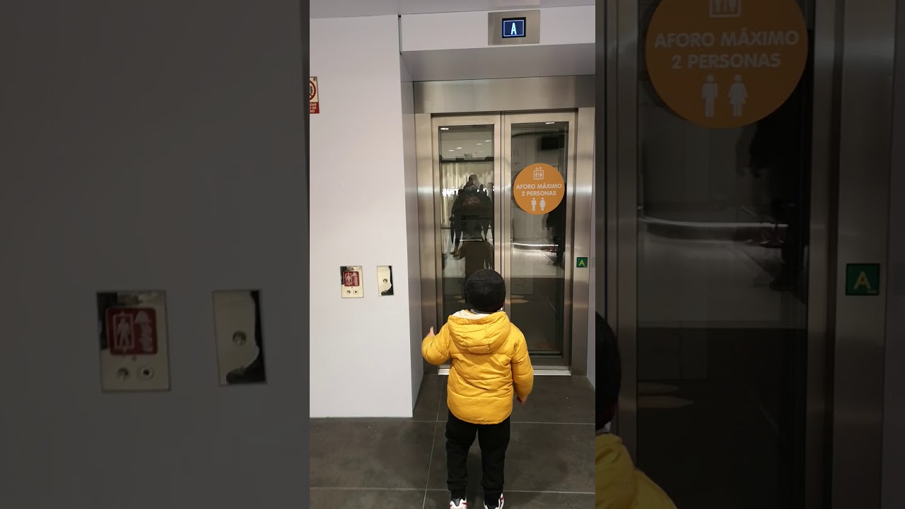 Ascensor larios centro comercial Málaga España