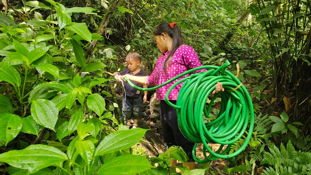 Thi My went to draw water from the source to the place of use - lý thi My 
