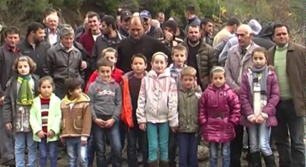 Ura e shembur n&euml; Skuraj, banor&euml;t n&euml; protest&euml;, nx&euml;n&euml;sit braktisin m&euml;simin - Ora News- Lajm i fundit-