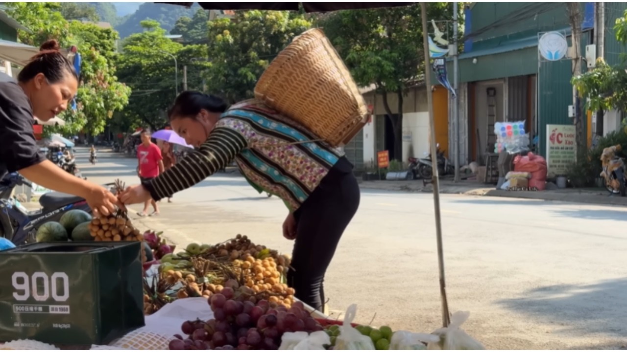 Police officer Uri resigned to build a new life with single mother Hai Ca in the countryside.