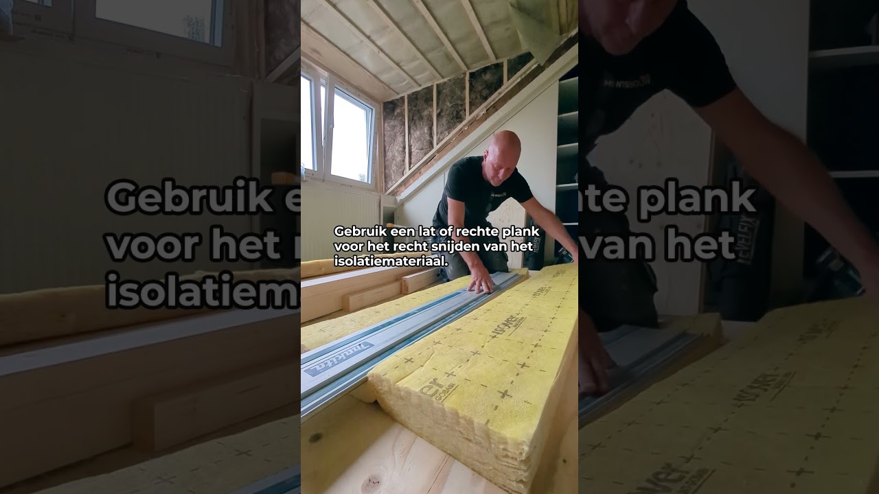 Hoe plaats je isolatiemateriaal in de wanden? - Dakkapel zelf afwerken - Montis Bouw #shorts