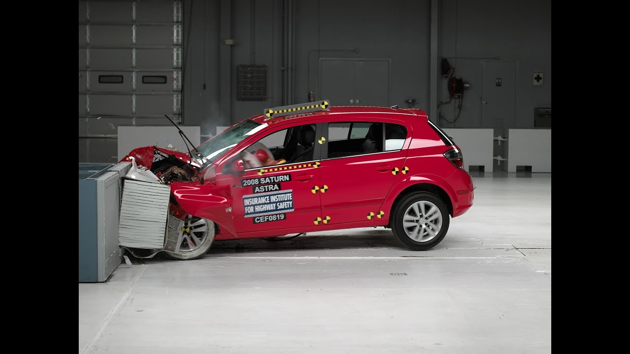 2008 Saturn Astra moderate overlap IIHS crash test