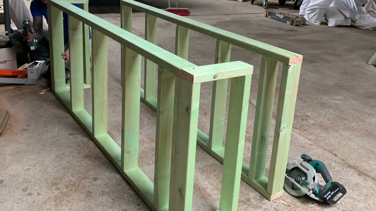 Op maat gemaakte brievenbus met Blauwsteen deksteen en bekleding in Padouk.