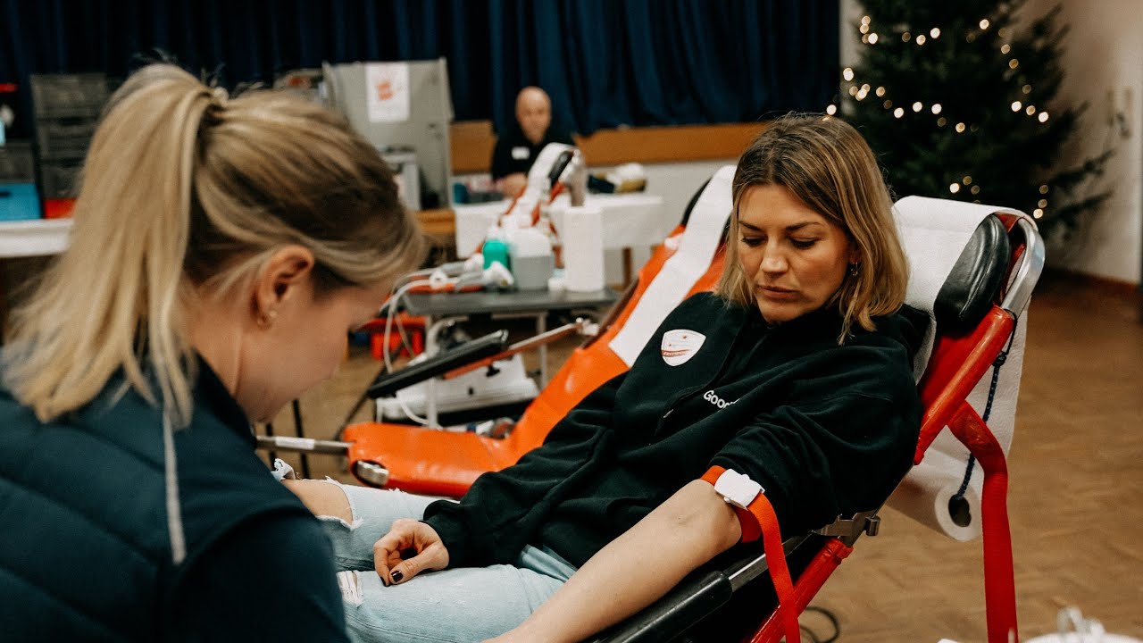 Nina Bott geht zum ersten Mal Blutspenden