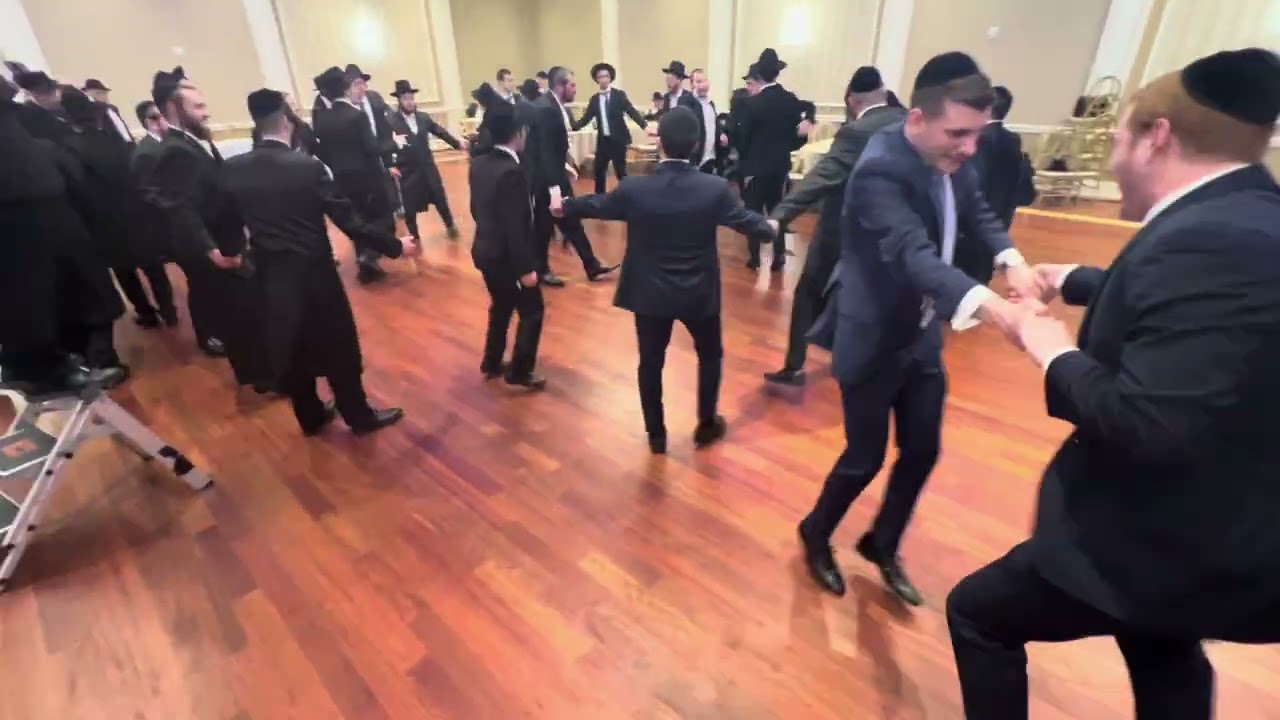 Avrumi Berko on keys  & Lipa Schmeltzer & Second Dance