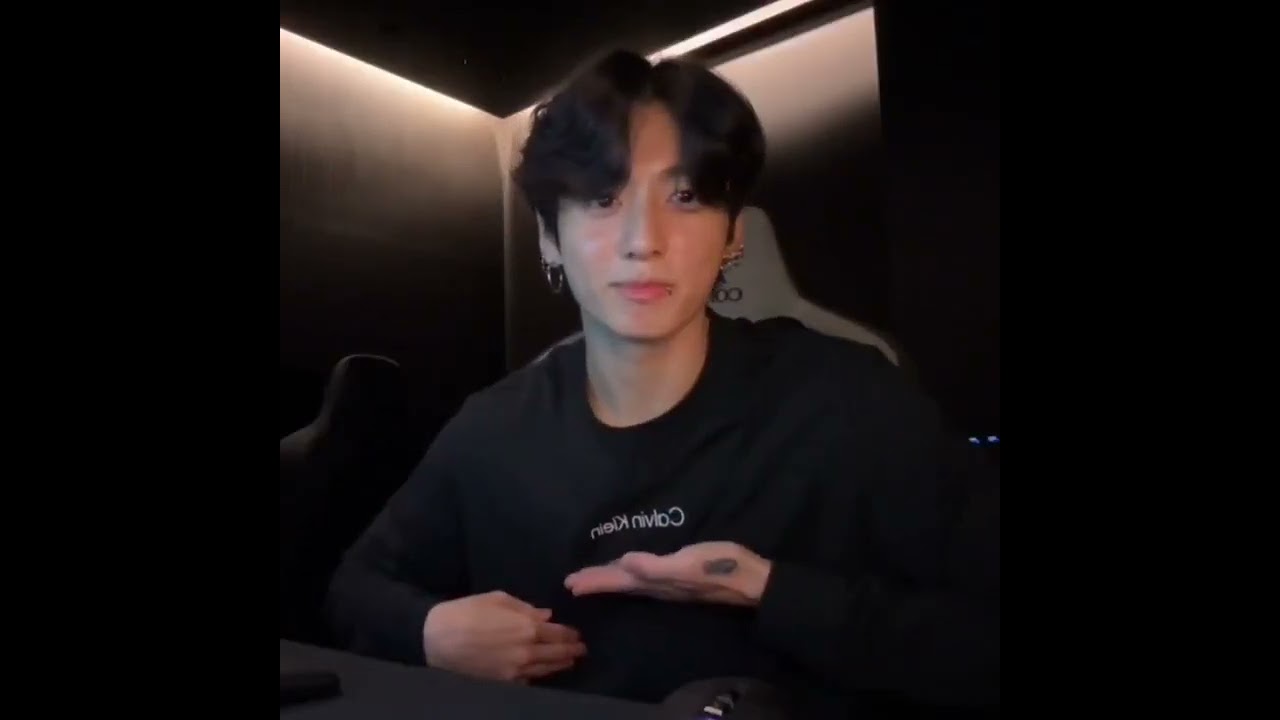 Jungkook live on Weverse! he looks so adorable!😭🎀🫶🏻 