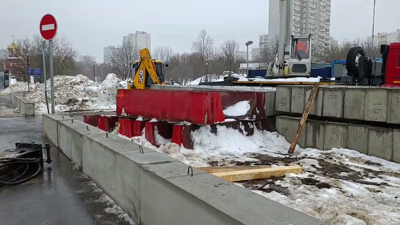На площадке Бирюлёво началась установка ограждения